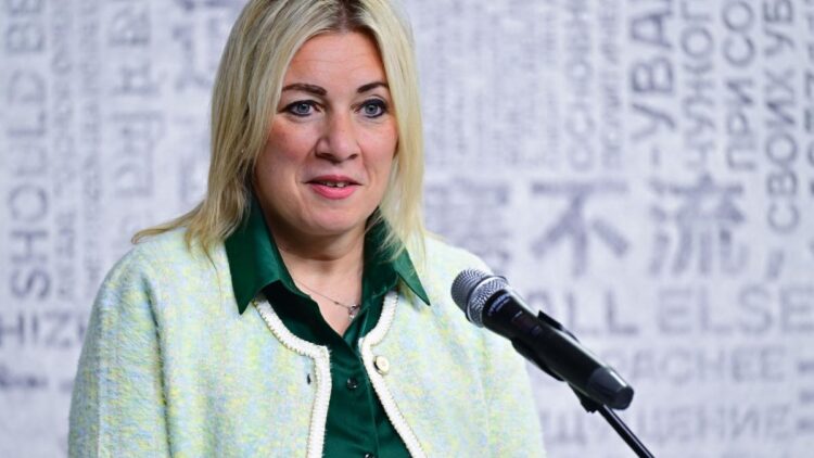 Maria Zaharova îl ironizează pe Emmanuel Macron, după ce „soția” l-a pocnit: „Poate a fost mâna Kremlinului?”