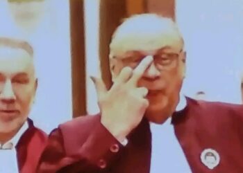 Judecătorul CCR Marian Enache le-a făcut un gest obscen celor din presă, în timp ce fugea de ei!