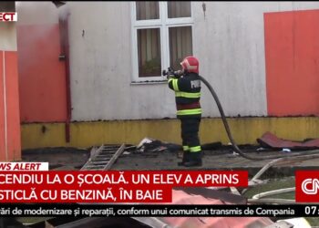 România educată! Un elev a dat foc unui bidon de benzină, chiar la baie!