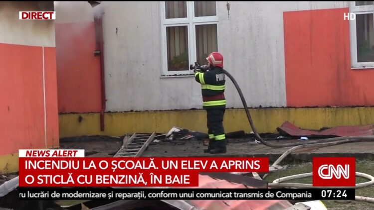 România educată! Un elev a dat foc unui bidon de benzină, chiar la baie!