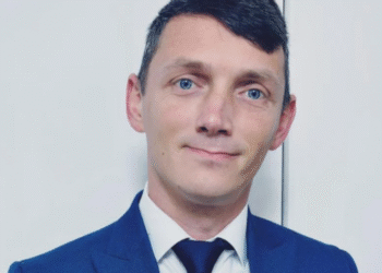 Domnu’ senator cu 10 clase a trecut de la POT la PSD, adică de la un partid care te face parlamentar fără bac la unul care te face premier fără bac