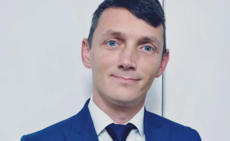 Domnu’ senator cu 10 clase a trecut de la POT la PSD, adică de la un partid care te face parlamentar fără bac la unul care te face premier fără bac