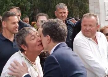 Veritabilă baie de mulțime a lui Nicușor Dan la Academia de Poliție: zâmbete, îmbrățișări și un mesaj emoționant din public