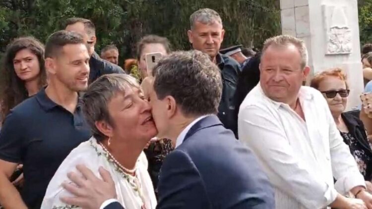 Veritabilă baie de mulțime a lui Nicușor Dan la Academia de Poliție: zâmbete, îmbrățișări și un mesaj emoționant din public