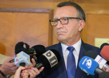 De ce îl ameninţă Stănescu pe Bolojan cu ieşirea de la guvernare. „Fata lui la ANCOM ia 3.500 €, ginerele la ASF ia 10.900 €
