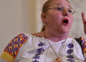 ‘Aveți chef să vă certați cu mine? Vrei să-l sun pe Bolojan’ – Scandal între Diana Șoșoacă și jandarmi în fața Guvernului