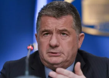 Salariul directorului CFR Călători, care se plângea că ia „numai 11 mii de euro lunar”, scade cu 10%. Angajațiilor simpli li se taie 20%