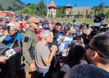 Călin Georgescu, în mijlocul sinistraților din județul Suceava. „Să-i ajutăm pe cei suferinzi”