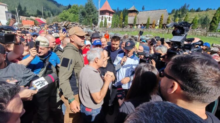 Călin Georgescu, în mijlocul sinistraților din județul Suceava. „Să-i ajutăm pe cei suferinzi”